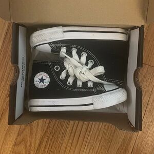 Toddler sz 5 Converse tennis shoes